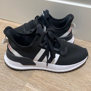 Adidas running shoe with pink detail ortholite big kids